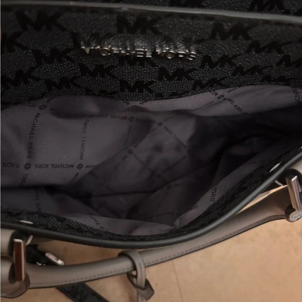 Michael Kors Purse - Picture 6 of 6